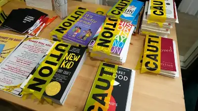 livres interdits exposés sur une table