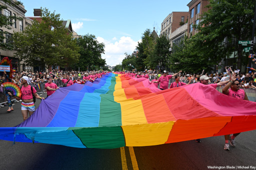 Immense drapeau arc-en-ciel