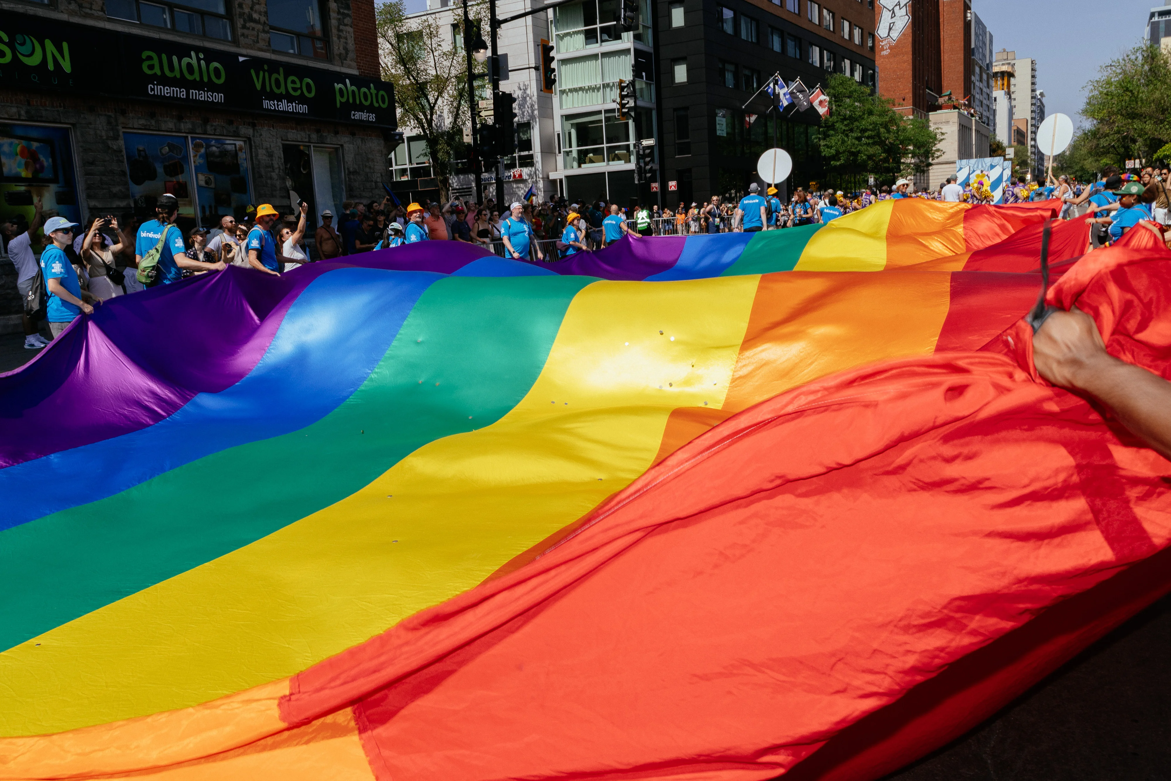 grand drapeau arc-en-ciel