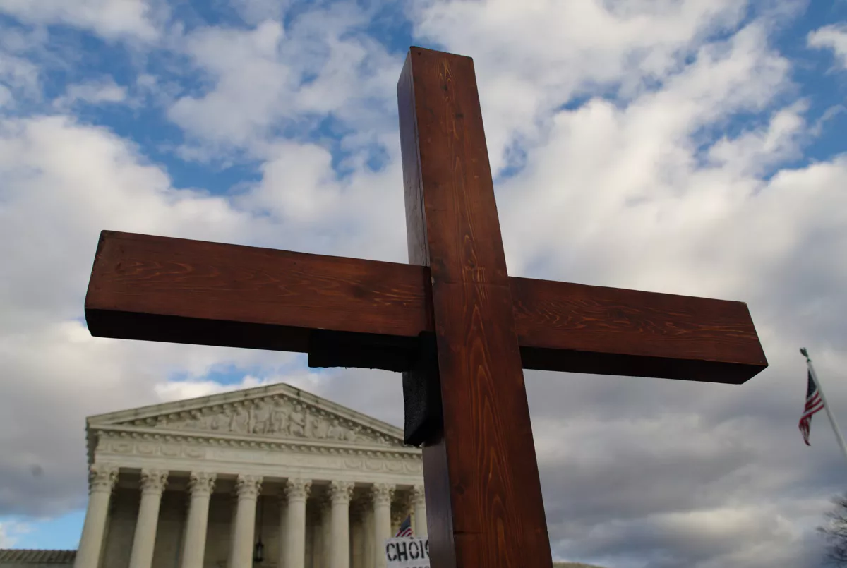 Un crucifix devant la Cour suprême des États-Unis. Photo Shutterstock